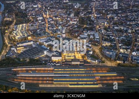 Vue aérienne, vue de nuit, gare centrale HBF avec parvis de gare et ville avec centre commercial Allee-Center, vue sur l'evang. Pauluskirche, centr Banque D'Images