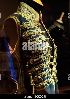 Dolama, un type d'anciens costumes folkloriques serbes masculins et féminins qui sont conservés dans le musée historique de Serbie Banque D'Images