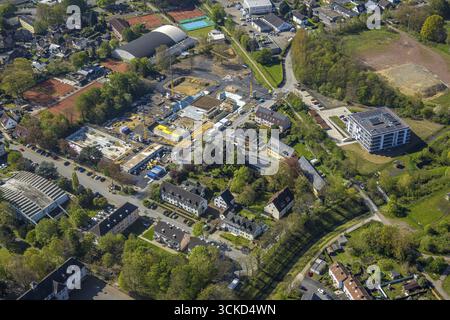 Vue aérienne, maison solaire, coin Eilater Weg Wilhelm-Blaeser-Strasse, bâtiment en construction hybride avec un nouveau type d'approvisionnement en énergie, Sesekebad cons Banque D'Images