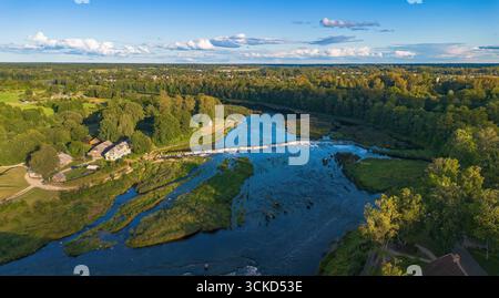 Vue aérienne du Venta Rapid (Ventas rumba), la plus large cascade d'Europe située à Kuldīga, une ville riveraine de la région de Courlande en Lettonie Banque D'Images