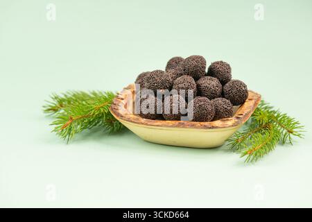 Boule de rhum avec branches de sapin, bonbons de Noël allemands, gâteau de confiserie, beurre de biscuit aromatisé avec des saupoudres de chocolat et de l'alcool Banque D'Images