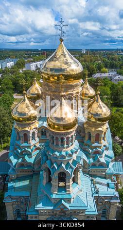 Vue aérienne de la cathédrale navale Saint-Nicolas à Karosta, un ancien quartier de la marine soviétique dans la ville de Liepāja, Lettonie Banque D'Images