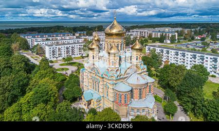 Vue aérienne de la cathédrale navale Saint-Nicolas à Karosta, un ancien quartier de la marine soviétique dans la ville de Liepāja, Lettonie Banque D'Images