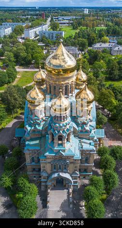 Vue aérienne de la cathédrale navale Saint-Nicolas à Karosta, un ancien quartier de la marine soviétique dans la ville de Liepāja, Lettonie Banque D'Images