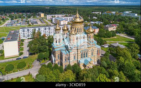 Vue aérienne de la cathédrale navale Saint-Nicolas à Karosta, un ancien quartier de la marine soviétique dans la ville de Liepāja, Lettonie Banque D'Images