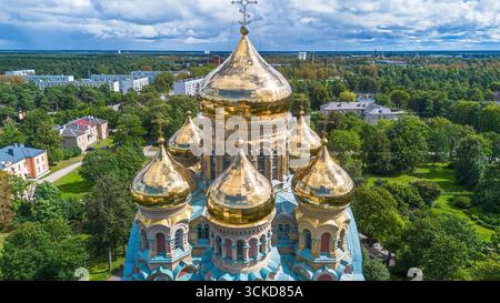 Vue aérienne de la cathédrale navale Saint-Nicolas à Karosta, un ancien quartier de la marine soviétique dans la ville de Liepāja, Lettonie Banque D'Images