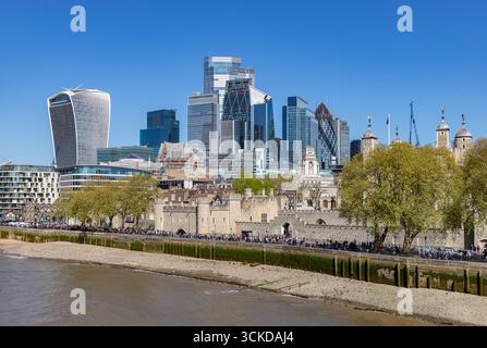 Une photo du centre financier de la City of London surplombant la Tour de Londres. Banque D'Images