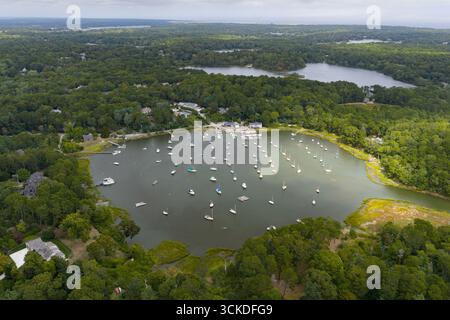 Une vue plongeante montre une variété de petits bateaux amarrés à Arey's Pond à Orléans, ma. Cette belle région sur Cape Cod, accède à Pleasant Bay. Banque D'Images