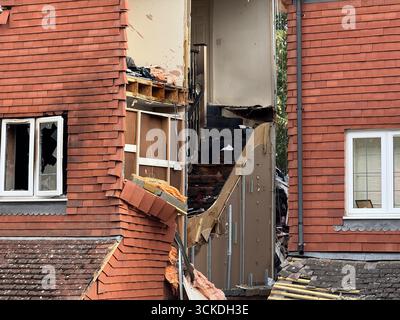 Deux étages d'une maison jumelée à St Denys Close à Purley se sont effondrés suite à un incendie qui a éclaté la nuit dernière. L'incident a provoqué une intervention de quatre pompiers et d'environ 25 pompiers. L'incendie, qui a commencé juste à côté de Pampisford Road, a gravement endommagé la majeure partie du bâtiment. Les premier et deuxième étages du côté droit se sont partiellement effondrés, ce qui a conduit à l'établissement d'un cordon de 25 mètres pour des raisons de sécurité. Une vingtaine de résidents des propriétés voisines ont été évacués par mesure de précaution. Un homme a réussi à sortir du bâtiment avant l'arrivée des pompiers et l'a été Banque D'Images