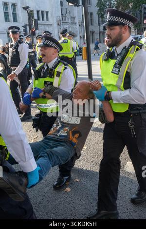 Londres, Royaume-Uni, le 6 septembre 2025 :- des membres de la police métropolitaine, portent un manifestant pro-palestinien arrêté sur la place du Parlement Banque D'Images