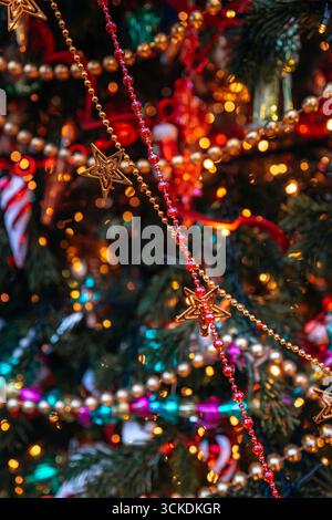 Fond flou magique de Noël de sapin de Noël en or avec des lumières scintillantes et des perles Banque D'Images