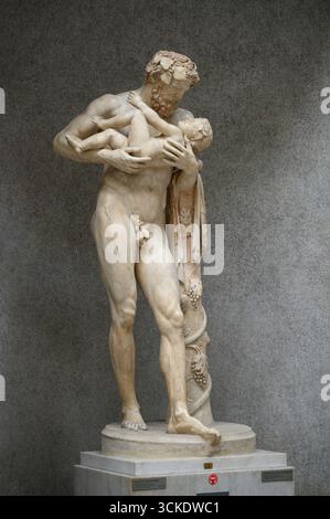 Rome. L'Italie. Statue de silène avec l'enfant Dionysos copie romaine (MI 2ème siècle A.D) de l'original grec par l'école de Lysippe (ca. 300 avant J.-C.). Br Banque D'Images