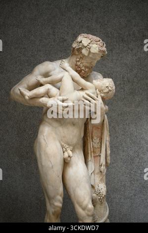 Rome. L'Italie. Statue de silène avec l'enfant Dionysos copie romaine (MI 2ème siècle A.D) de l'original grec par l'école de Lysippe (ca. 300 avant J.-C.). Br Banque D'Images