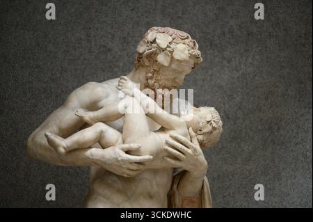 Rome. L'Italie. Statue de silène avec l'enfant Dionysos copie romaine (MI 2ème siècle A.D) de l'original grec par l'école de Lysippe (ca. 300 avant J.-C.). Br Banque D'Images