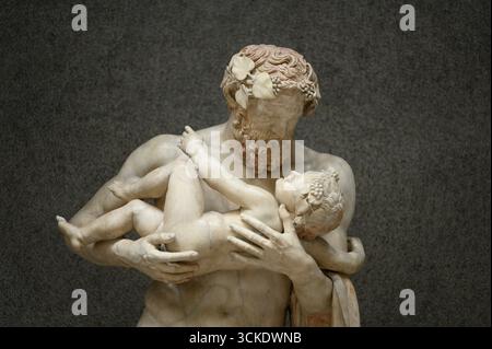 Rome. L'Italie. Statue de silène avec l'enfant Dionysos copie romaine (MI 2ème siècle A.D) de l'original grec par l'école de Lysippe (ca. 300 avant J.-C.). Br Banque D'Images