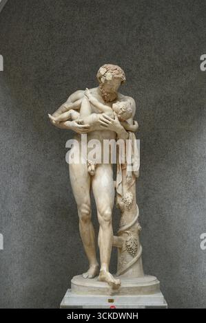 Rome. L'Italie. Statue de silène avec l'enfant Dionysos copie romaine (MI 2ème siècle A.D) de l'original grec par l'école de Lysippe (ca. 300 avant J.-C.). Br Banque D'Images