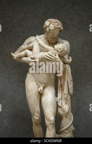 Rome. L'Italie. Statue de silène avec l'enfant Dionysos copie romaine (MI 2ème siècle A.D) de l'original grec par l'école de Lysippe (ca. 300 avant J.-C.). Br Banque D'Images