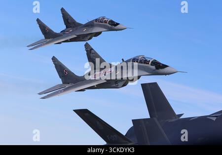 Zwei Kampfflugzeuge der polnischen Luftwaffe vom Typ Mikojan-Gurewitsch MiG-29UB BEI einem Flug mit Lockheed Martin F-35A Lightning II der niederländischen Luftwaffe unten. Zwei Kampfflugzeuge der polnischen Luftwaffe vom Typ Mikojan-Gurewitsch MiG-29UB BEI einem Flug mit Lockheed Martin F-35A Lightning II der niederländischen Luftwaffe unten. Polen *** deux chasseurs Mikoyan Gurevich MiG 29UB de l'armée de l'air polonaise lors d'un vol avec Lockheed Martin F 35A Lightning II de l'armée de l'air néerlandaise sous deux chasseurs Mikoyan Gurevich MiG 29UB de l'armée de l'air polonaise lors d'un vol avec Lockheed Marti Banque D'Images