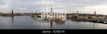 Vue panoramique aérienne du front de mer de Stockholm avec hôtel de ville, vieille ville reflétant sur l'eau Banque D'Images