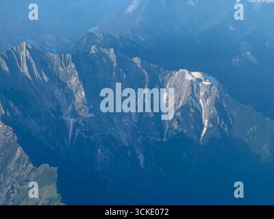 Une vue aérienne élevée sur les Alpes Apuanes montre une zone blanche effrayée d'une des carrières de marbre de Carrare en Toscane, dans le nord de l'Italie, sur un e été Banque D'Images