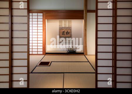 TURIN, ITALIE – 24 MAI 2025 : vue intérieure d’une reconstruction traditionnelle japonaise de salon de thé au Musée d’Art Oriental, mettant en valeur le patrimoine culturel, Banque D'Images