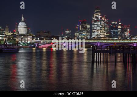 Cathédrale Saint-Paul, gratte-ciel de Londres, Blackfriars Bridge et la Tamise depuis Gabriel's Wharf, South Bank, Londres, Angleterre, Royaume-Uni. Paysages urbains. Banque D'Images