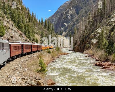 Durango, Colorado, États-Unis - 23 mai 2025 : train sur le chemin de fer à voie étroite Durango et Silverton longeant la rivière Animas Banque D'Images
