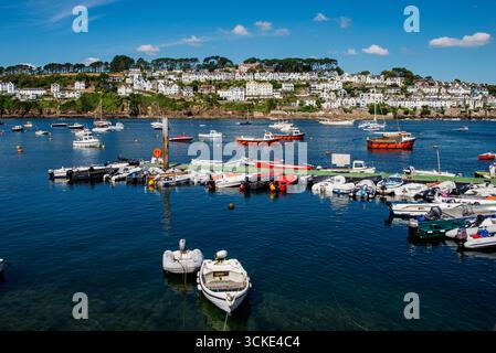 Vue de l'autre côté de la rivière Fowey vers la ville de Fowey depuis Polruan, Cornouailles, Royaume-Uni Banque D'Images