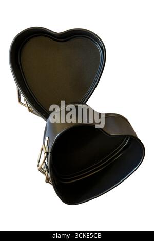 boîtes de cuisson en forme de coeur boîtes à gâteau en forme de coeur isolées sur fond blanc Banque D'Images
