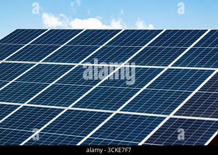 Panneaux solaires sur le toit d'une maison close-up. Les panneaux solaires sont empilés à proximité les uns des autres. Banque D'Images
