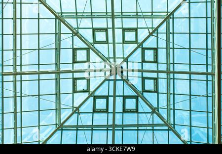 Toit en verre transparent d'un grand bâtiment avec une ossature en acier, vue d'en bas. Banque D'Images