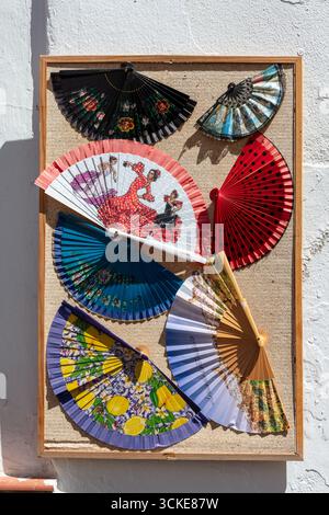 Ventilateurs espagnols décoratifs exposés à arcos de la frontera. Andalousie , espagne. 4 septembre 2025 Banque D'Images