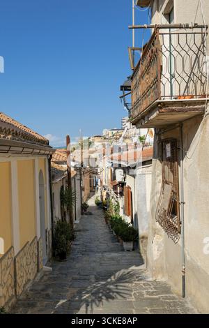 Une rue dans le quartier historique de Pizzo, une vieille ville de Calabre, Italie. Banque D'Images