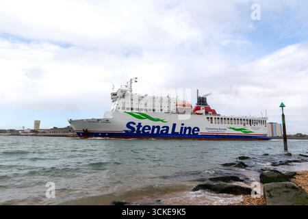 MV Stena Vinga quittant le port de Portsmouth pour Jersey. Un service de ferry roll on roll off pour les véhicules exploités par Stena Line. Banque D'Images