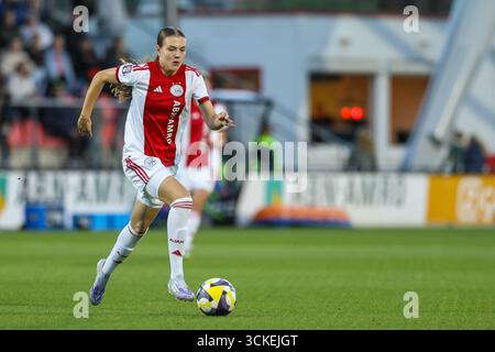 Amsterdam, pays-Bas. 11 septembre 2025. Amsterdam, pays-Bas, le 11 septembre 2025 : Lotte Keukelaar (23 AFC Ajax) court avec le ballon lors du premier match de qualification de la Coupe Europa Womens 2025/26 de l'UEFA entre l'AFC Ajax et le SK Sturm Graz au Sportcomplex de Toekomst à Amsterdam, aux pays-Bas. (Leiting Gao/SPP) crédit : photo de presse sportive SPP. /Alamy Live News Banque D'Images