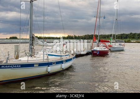 Zalew Szczecinski, Pologne – 31 juillet 2021 : voiliers amarrés à l'embarcadère de la marina par temps nuageux. Banque D'Images