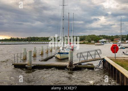 Zalew Szczecinski, Pologne – 31 juillet 2021 : voiliers amarrés à l'embarcadère de la marina par temps nuageux. Banque D'Images