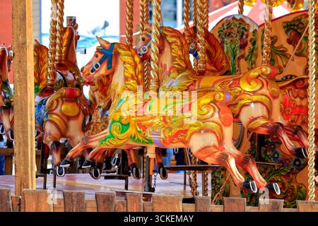 Manège victorien à l'ancienne, Millennium Square, centre-ville de Bristol, Angleterre, Royaume-Uni. Prise en août 2025. Banque D'Images