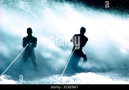 Australie. Queensland. Deux jeunes hommes skient pieds nus. Banque D'Images