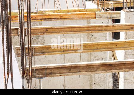 Chantier de construction avec escaliers inachevés. Ossature en bois et béton en cours de développement. Arrière-plan de détail de l'architecture. Banque D'Images