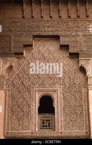 Sculpture murale marocaine complexe - Un gros plan détaillé d'un mur décoratif avec des motifs géométriques et calligraphiques complexes au Maroc. Banque D'Images