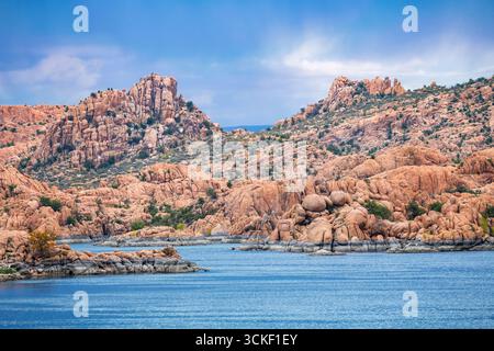 Une tempête se prépare derrière Watson Lake et Dragon Fly Cove en Arizona. Banque D'Images