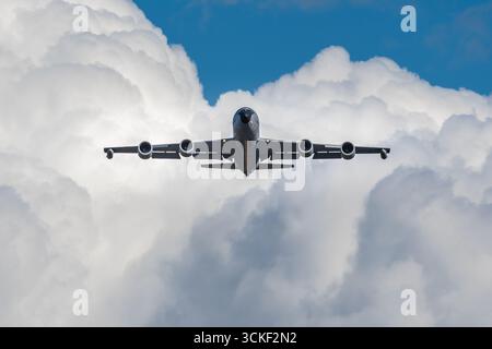 60-0333 - USAF Boeing KC-135 Stratotanker décolle de RAF Mildenhall, Suffolk, Royaume-Uni - avec des nuages blancs brillants et un ciel bleu en arrière-plan Banque D'Images