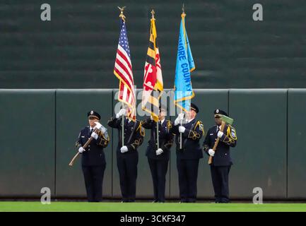 Baltimore, États-Unis. 11 septembre 2025. BALTIMORE, Maryland - 11 SEPTEMBRE : garde d'honneur de la Baltimore Fire Brigade pour l'anniversaire de 9-11 lors d'un match MLB entre les Orioles de Baltimore et les Pirates de Pittsburgh, le 11 septembre 2025, à Oriole Park à Camden Yards, à Baltimore, Maryland. (Photo de Tony Quinn/SipaUSA) crédit : Sipa USA/Alamy Live News Banque D'Images