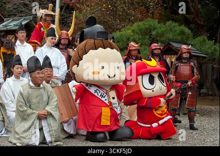 Mascotte japonaise yuru-kyara personnages de culture populaire Kamon-chan (Université de Shiga) et Hikodon (pistolet kabuto samouraï) lors d'un événement à Hikone, Shiga, Japon. Banque D'Images
