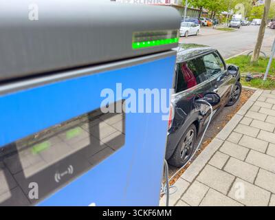 Munich, Allemagne. 24 avril 2025. Mini Cooper complètement chargée dans une station de puissance de voiture électrique à Munich, Allemagne, le 24 avril 2025. Photographe : ddp images/STAR-images crédit : ddp Media GmbH/Alamy Live News Banque D'Images