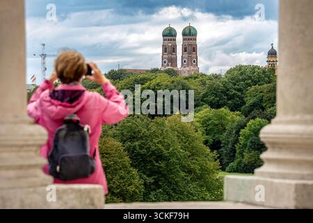Blick vom Monopteros über den Englischen Garten zur Frauenkirche, Touristin macht Erinnerungsfotos mit ihrem smartphone, Herbst, München, septembre 2025 Deutschland, München, 11. septembre 2025, Blick vom Monopteros über den Englischen Garten zur Frauenkirche, Touristin macht Erinnerungsfotos mit ihrem smartphone, Beliebter Aussichtspunkt, Herbst im Englischer Garten, Erholung, Donnerstagnachmittag, Bayern, *** vue des Monopteros sur le jardin anglais à la Frauenkirche, touriste prend des photos souvenirs avec son smartphone, automne, Munich, septembre 2025 11, 20 septembre Banque D'Images