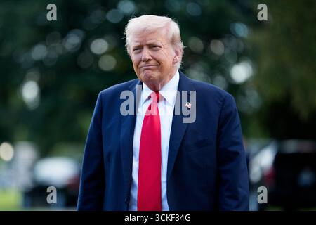 Washington, États-Unis. 11 septembre 2025. Le président Donald J Trump prononce des remarques alors qu’il quitte la Maison Blanche à Washington, DC, États-Unis, le jeudi 11 septembre, 2025. crédit : Aaron Schwartz/Pool via CNP crédit : Abaca Press/Alamy Live News Banque D'Images