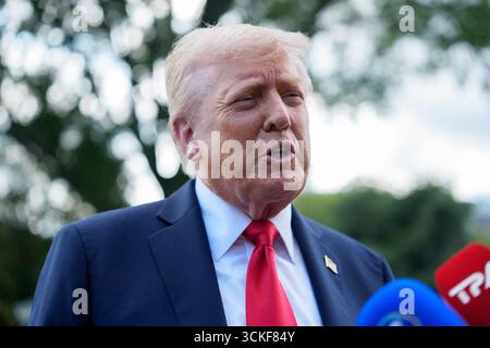 Washington, États-Unis. 11 septembre 2025. Le président Donald J Trump prononce des remarques alors qu’il quitte la Maison Blanche à Washington, DC, États-Unis, le jeudi 11 septembre, 2025. crédit : Aaron Schwartz/Pool via CNP crédit : Abaca Press/Alamy Live News Banque D'Images
