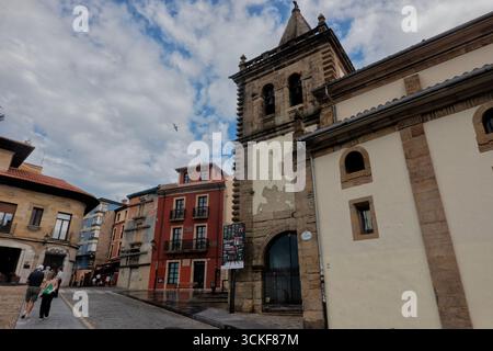 Architecture et rues étroites dans la vieille ville historique de Cimavilla Gijon, Asturies, Espagne Banque D'Images